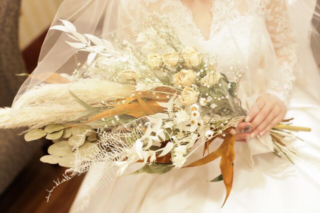 .
***bouquet***  花嫁さまの大事なアイテムである
ウェディングブーケ  ナチュラルな雰囲気を
演出できるプリザーブドフラワーのブーケも人気です♪  結婚式の大切な想い出のアイテムを
お家でも長く楽しめるのも
嬉しいポイントですよね！  ブーケについてのご相談は
専属のフラワーコーディネーターが
お好みに合わせてご提案しますので
安心してお任せくださいね☺︎  ⋱⋰ ⋱⋰ ⋱⋰ ⋱⋰ ⋱  【ご予約・お問い合わせ】  ☎︎048-475-1122
10：00～20：00　火曜休館日  #ベルセゾン #ブライダル #ウェディング #埼玉 #結婚式 #結婚式場 #結婚式場探し #ブライダルフェア #式場見学 #神殿 #和婚 #和装 #衣裳試着 #ウェディングドレス #カラードレス #打掛 #白無垢 #披露宴 #花嫁 #DIY花嫁 #プレ花嫁 #卒花嫁 #ブライダルフォト #ウェディングフォト #フォトウェディング #記念写真 #プリザーブドフラワー #プリザーブドフラワーブーケ #ブーケ