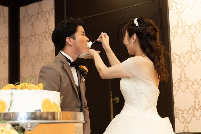 ．
***First bite***  ケーキカットセレモニーのあとは
ファーストバイトも定番です♡  ご新婦さまからの
愛情いっぱいのひとくちで
ゲストのみなさまも
自然と笑顔になります☺︎  +･.･+･.･+･.･+･.･+･.･ 
ゴールデンウィークは
BIG特典付きのブライダルフェアを開催⭐︎  ▷＼わくわくＧＷ福袋★10大特典付／
絶品試食×見学×見積り相談フェア
ゴールデンウィーク限定のBIGプレゼント！
衣装•ヘアメイク•ブーケなどスペシャル特典付き  ▷【GW10大特典！最大85万円OFF】
Amazonギフト券付❤︎絶品試食×試着×相談フェア
カップル来館で5000円のギフト券をプレゼント
光のバージンロードが印象的なチャペルでの
入場体験もお楽しみに！  ▷“自宅&スマホでOK”
オンライン式場相談♪
外出しなくてOKの簡単相談会◎
式場探しや準備の進め方、お金に関するご相談もお気軽に！  おふたりが知りたい内容にあわせて
気になるフェアにお気軽に
ご参加ください♡  ブライダルフェアは
︎ベルセゾン公式ウェディングサイトよりご予約承ります
▶︎https://www.bellesaison.co.jp/  @belle_saison_wedding 
↑こちらのプロフィール欄のURLからも
　公式サイトをご覧いただけます⋈  +･.･+･.･+･.･+･.･+･.･  【ご予約・お問い合わせ】  ☎︎048-475-1122
10：00～20：00　火曜休館日  #ベルセゾン #ブライダル #ウェディング #埼玉 #結婚式 #結婚式場 #結婚式場探し #ブライダルフェア #ゴールデンウィークフェア #フェア特典 #式場見学 #神殿 #和婚 #和装 #衣裳試着 #ウェディングドレス #カラードレス #打掛 #白無垢 #披露宴 #花嫁 #ブライダルフォト #ウェディングフォト #フォトウェディング#ウェディングケーキ#ウエディングケーキ#ケーキ#オリジナルケーキ #ケーキカット#ケーキ入刀